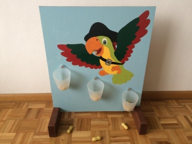 Werpspel voer de papegaai