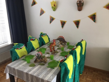 Themakleding dinosaurussen inclusief tafeldecoratie